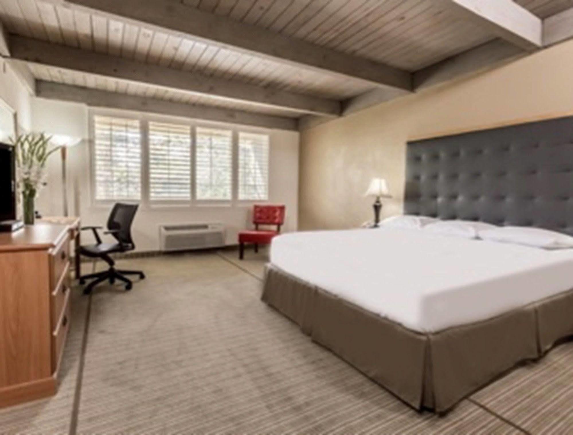 Prodigy Hotel, A Days Inn By Wyndham Davis Exterior foto